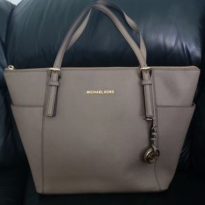 MICHAEL MICHAEL KORS

Jet Set Large Saffiano Leath